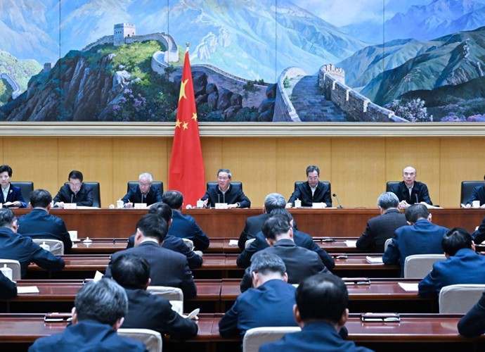 李强主持召开国务院第八次全体会 深入学习贯彻习近平总书记在全国两会期间的重要讲话精神 对落实国务院2025年重点工作进行部署
