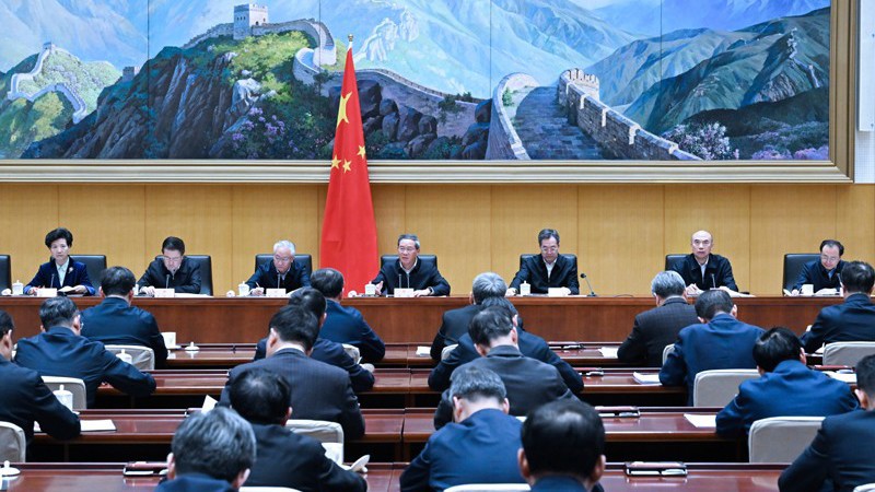 李强主持召开国务院第八次全体会 深入学习贯彻习近平总书记在全国两会期间的重要讲话精神 对落实国务院2025年重点工作进行部署