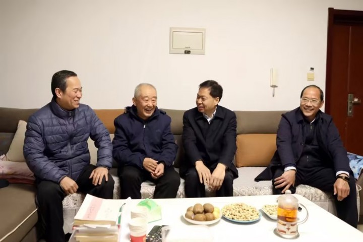 学院党委书记宋忠秋等院领导慰问老同志