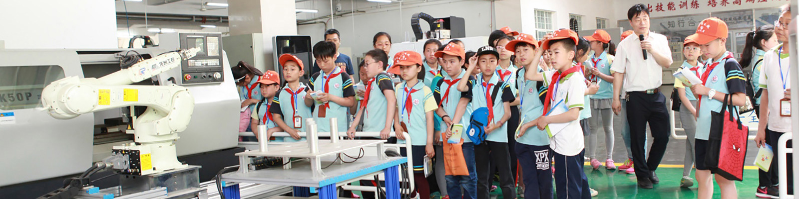 王志义带小学生参观